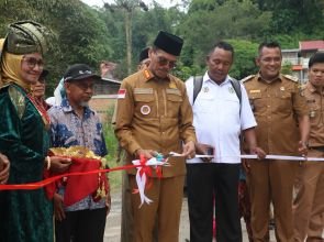 Bupati Safaruddin Lakukan Penguntingan Pita Sekaligus Peresmian Jalan Usaha Tani Nagari Limbanang